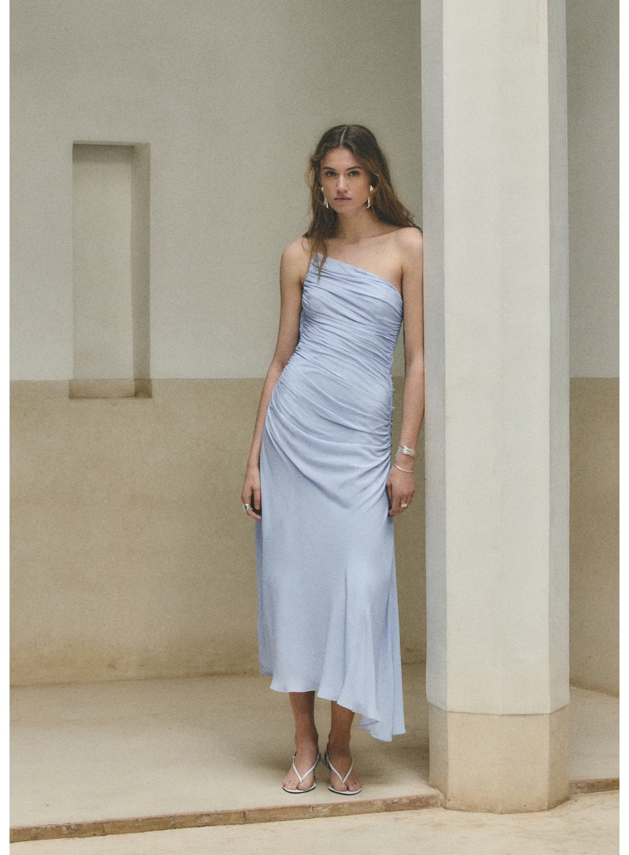 Asymmetrisches Kleid mit Raffdetails